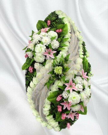 Искусственный венок с лилиями