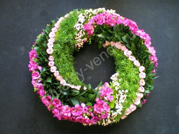 Круглый траурный венок с герберами S